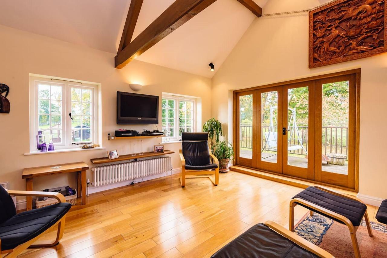 Mid-Wales Farmhouse, Swimming Pool, Tranquil Countryside Views, Sleeps 14 Meifod Ngoại thất bức ảnh