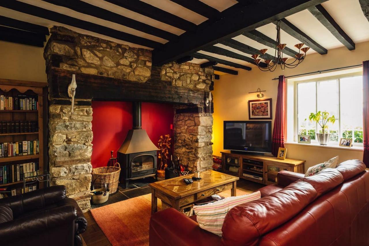 Mid-Wales Farmhouse, Swimming Pool, Tranquil Countryside Views, Sleeps 14 Meifod Ngoại thất bức ảnh